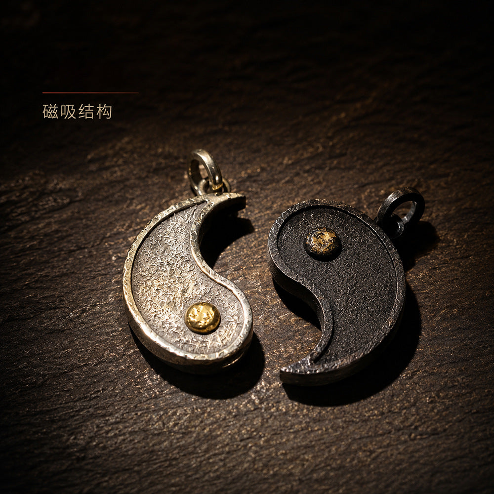 太極相合吊墜的磁吸拆分結構，黑色與銀色兩半各有掛環
